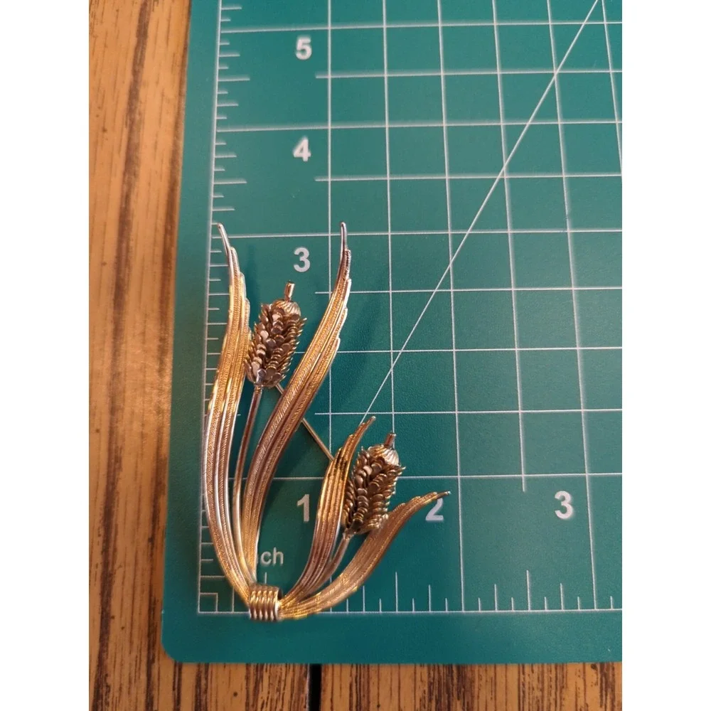 Vintage Beautiful Pin Brooch In Gold Tone